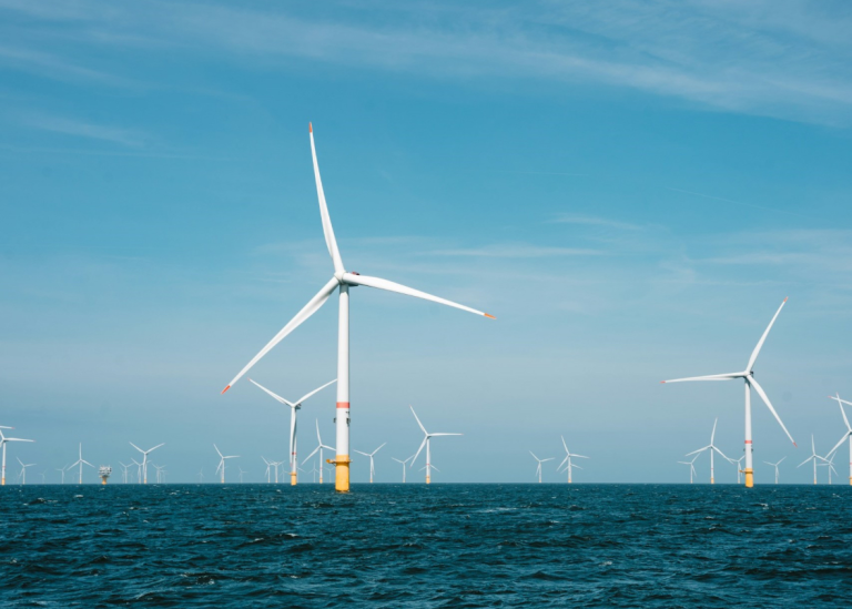 الصين تبني أول مركز بيانات تحت الماء يعمل بطاقة الرياح في العالم